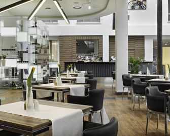 هوتيل موديرنو - بوزنان - مطعم