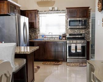 Home sweet home Trewlany Falmouth Jamacia a Paradise - Falmouth - Kitchen