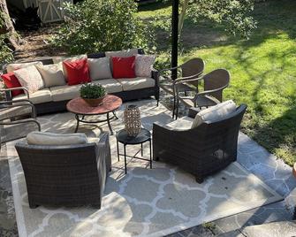 Basement in private home close to DTC. Driveway parking. - Denver - Patio