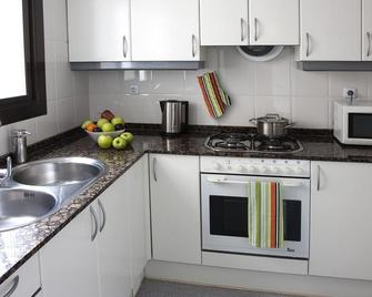 Apartamentos Turisticos Madanis - Barcelona - Kitchen