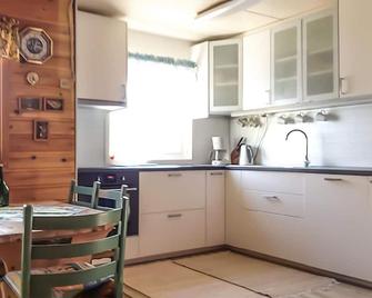 3 bedroom awesome home in Måløy - Måløy - Kitchen