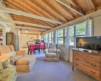 Rustic Retreat Across from Lake Family Friendly! - Union - Sala de estar