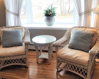 Private POOL, Central air, walk to beach, new kitchen, king MBR - Middletown - Stue