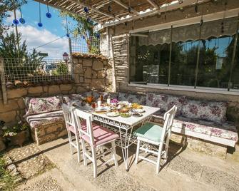 Aisem By Hire - Alacati - Patio