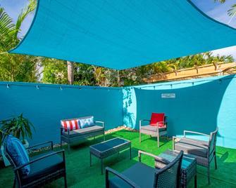 Beach Retreat, 1 block from downtown, near beach and Shops with private patio - Hollywood - Patio