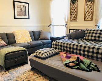 Kissing Downtown - Parking Spot! Sleeps 5Free Wine - Dover - Living room