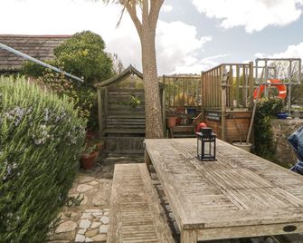 Oak Cottage - Plymouth - Patio