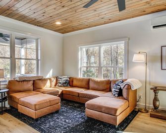 Unplugged Getaway on Lake Secession! Home w/ Dock - Abbeville - Sala de estar
