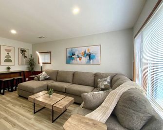 Amazing 2-bedroom house with AC in Eastlake - Eastlake - Sala de estar