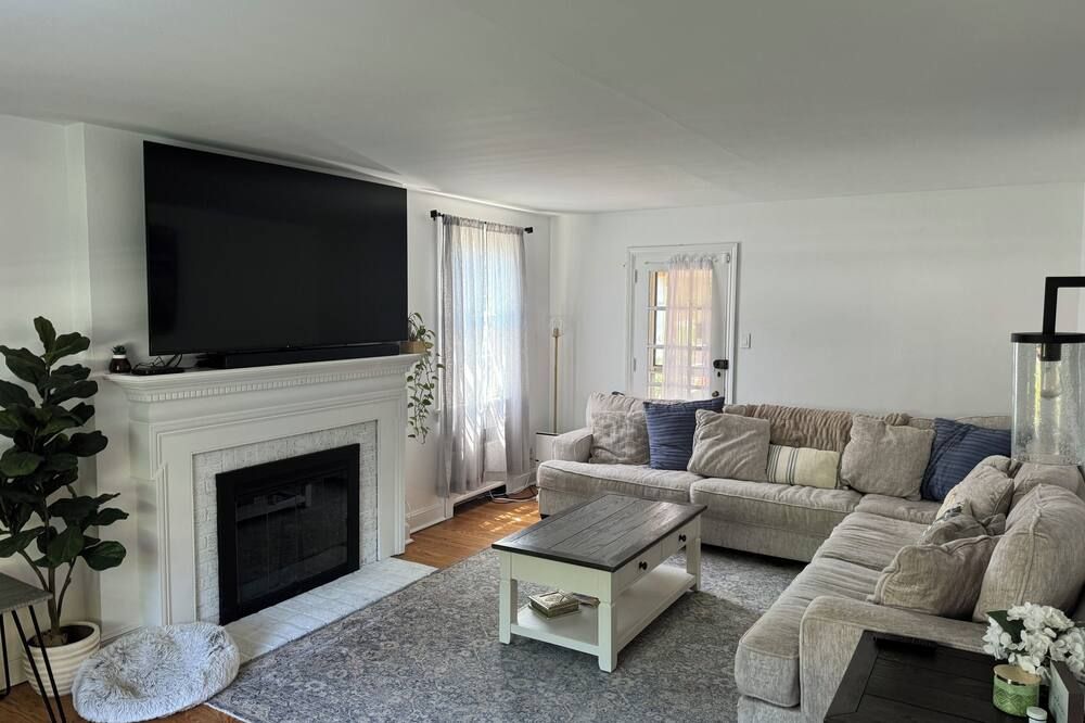 Cozy Colonial Home, king bed, private driveway & entertaining back yard