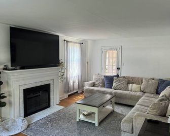 Cozy Colonial Home, king bed, private driveway & entertaining back yard - Drexel Hill - Living room