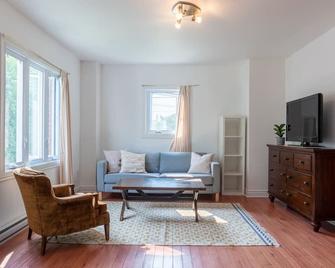 Bright and spacious 2 bedroom home! - Gatineau - Sala de estar