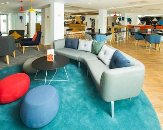 Holiday Inn Express Cardiff Bay By IHG - קארדיף - טרקלין