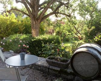 Ideal getaway for two, charm, relaxation, culture and wine tourism, meticulous welcome. - Fontaines - Patio