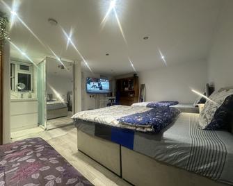 North Avenue Guest House Ltd, Heathrow Airport-Free Parking - Hayes - Bedroom