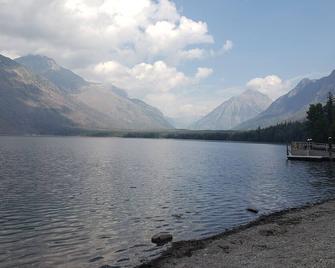 Rustic 2 Bedroom Cabin, 2 Baths, Sleeps 4, 2 Minutes From West Glacier - West Glacier - Playa