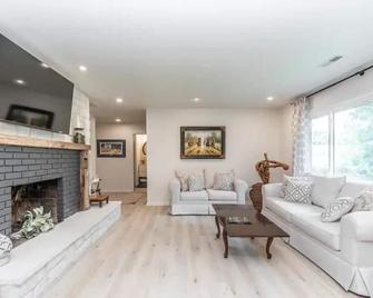 Unbeatable Location: Trackside Farm at Keeneland - Lexington - Living room