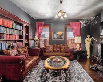 Live Deliciously: A 4BR Morticia-Inspired Gothic Escape in the heart of downtown - Delaware - Salónek