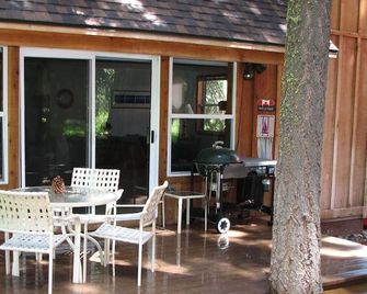 Wonderful Westshore Family Vacation Cabin - Homewood - Patio