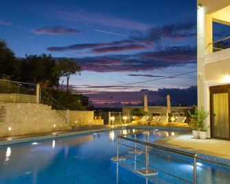 Esthisis Suites Chania - Platanias - Piscina