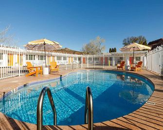 Zion, Bryce & Grand Canyon l Deluxe King Suite - Kanab - Piscina