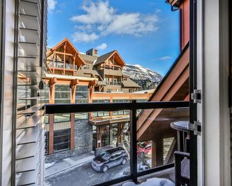 Mountain View Penthouse with Pool and Hot Tub - Canmore - Balcon