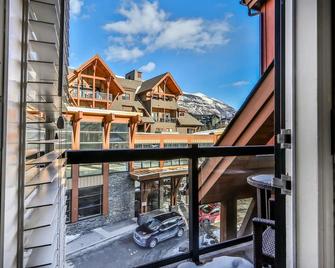 Marvellous Mountain Condo- Pets - Pool & Hot Tub managed by Little Sister Getaways - Canmore - Balcón