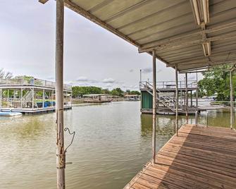 Possum Kingdom Lakefront Home with Patio and Dock! - Graford - Piscina