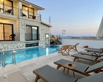 سيريز أوتل ألاكاتي باي لا ميرا - Ildir - حوض السباحة