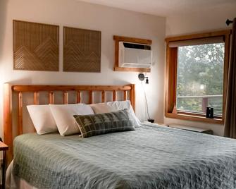 Ski-in/Ski-out Couples Suite w/Whirlpool - Pool & Hot Tub - Lutsen - Bedroom