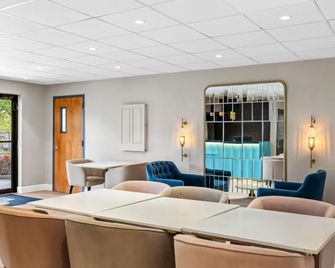 Days Inn & Suites by Wyndham Peachtree Corners/Norcross - Norcross - Lobby