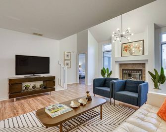 Tranquil Fort Wayne Home 7 Mi to Downtown - Fort Wayne - Living room