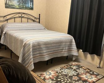 Super clean 7 mile from downtown Newberry safe quiet home Best Deal Around - Newberry - Habitación