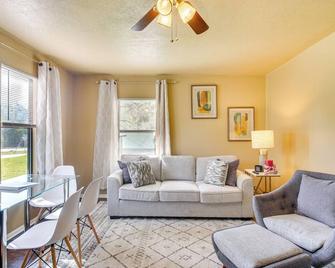 about 1 Mi to University of Oklahoma Norman Cottage - Norman - Living room