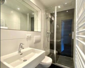 Hotel zum Fischer - Dachau - Bathroom