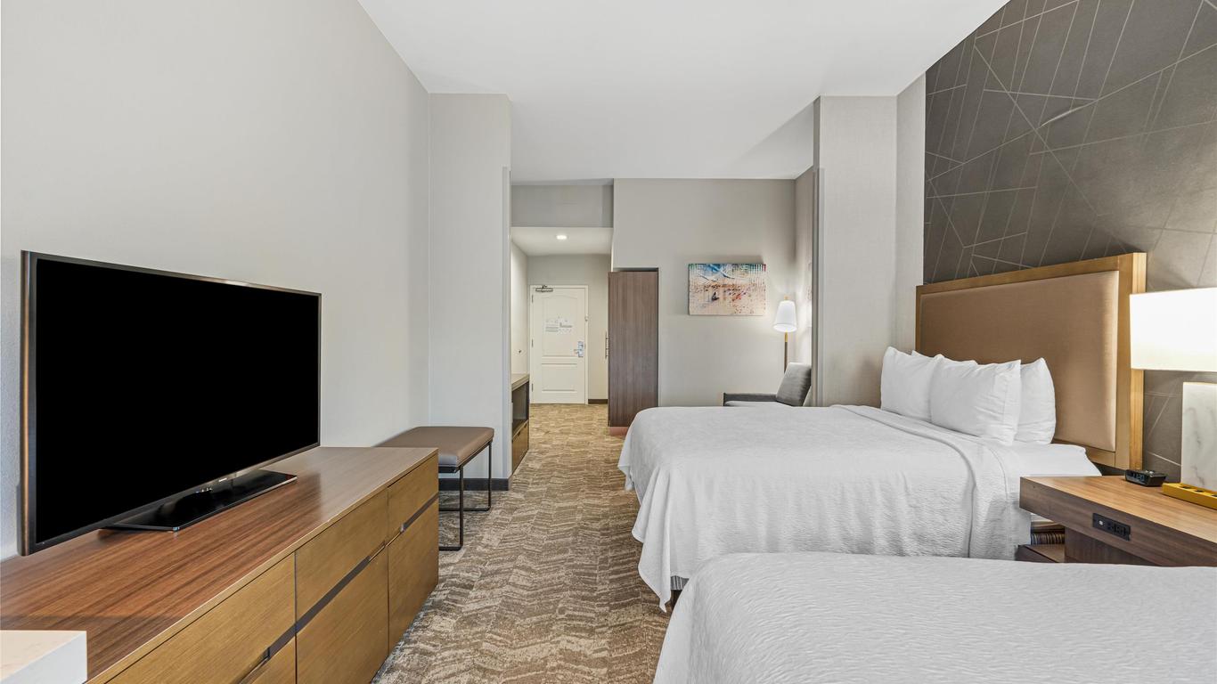 Best Western Valencia/Six Flags Inn & Suites