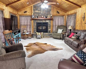 Beautiful Ranch House within 15 minutes of the Illinois river, and much more! - Tahlequah - Huiskamer