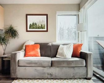 Cozy and bright 1-bedroom apartment in NE Seattle with WiFi, AC and garden view - Seattle - Living room