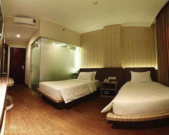 M Premiere Hotel - Bandung - Bedroom