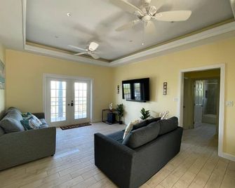 Sky View Villa by Chef khristont - Forbes Hill - Sala de estar