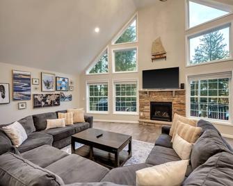 8 Bedroom 5k Sq Ft Can Sleep 30, Minutes To Slopes And Lake, W/ Volleyball Court - Lake Harmony - Salon