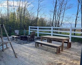 tiny cabin located I mile from Long Branch State park Marina, Beach & Boat ramp - Macon - Patio
