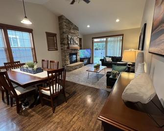 Updated duplex on quiet street close to dining, shopping, hospitals & mountains, - Lynden - Dining room