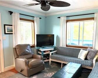 1 Bed Apt. By Beach, Auto Generator And Water Cistern - Green Turtle Cay - Wohnzimmer