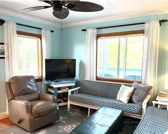 1 Bed Apt. By Beach, Auto Generator And Water Cistern - Green Turtle Cay - غرفة معيشة