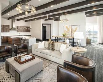Familyfriendly Beachtheme W/Hot Tub! - Draper - Living room