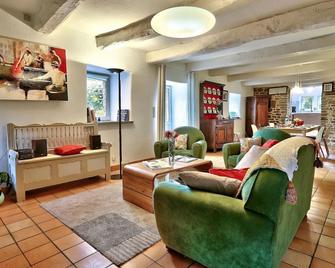 Cosy holiday home in Huelgoat with terrace - Huelgoat - Salon