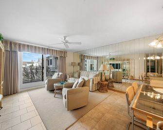 CENTRALLY located in Stone Harbor across the street from the beach and 1 block to downtown shopping, restaurants and entertainment. - สโตน ฮาร์เบอร์ - ห้องนั่งเล่น