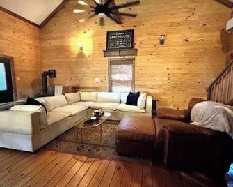 Charming lakefront 2-bedroom house in Farmerville, Louisiana - Farmerville