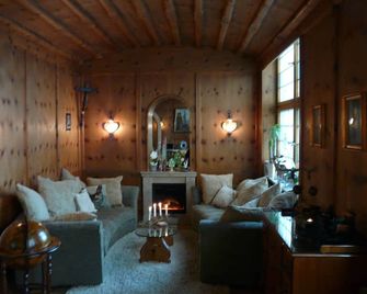 Hotel Roter Hahn - Bed & Breakfast - Garmisch-Partenkirchen - Living room
